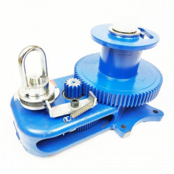 Central winch lifting feeder/drinking lines